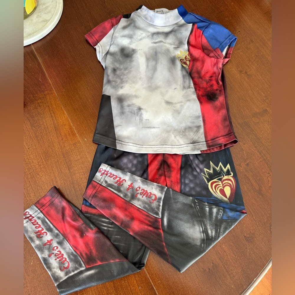 Disney Descendants costume sz 4 never worn